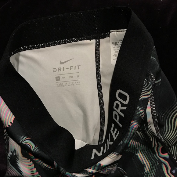 Nike pro warped galaxy capri leggings small - Picture 3 of 4